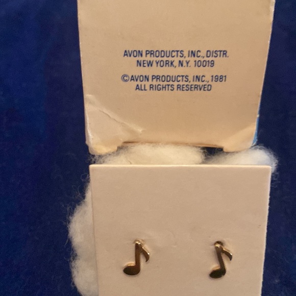 Avon 1981 Goldtone music note earrings pierced with surgical steel post - Picture 3 of 4